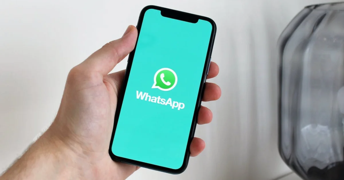 aplikasi whatsapp pada smartphone